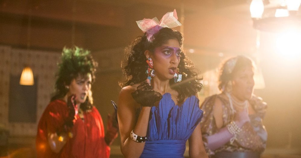 Nie milkną echa podjętej przez szefów platformy Netflix decyzji o skasowaniu czwartego sezonu popularnego serialu „GLOW”. Jedna z jego gwiazd, aktorka Sunita Mani, opublikowała na Instagramie list, który wcześniej wraz z koleżankami wysłała do kierownictwa Netfliksa. Skarżyły się w nim na to, że w serialu utrwalane są rasistowskie stereotypy. Jak podkreśla Mani, ujawnienie listu nie ma na celu ratowania serialu "GLOW", a jedynie chęć podzielenia się osobistymi refleksjami na jego temat.

