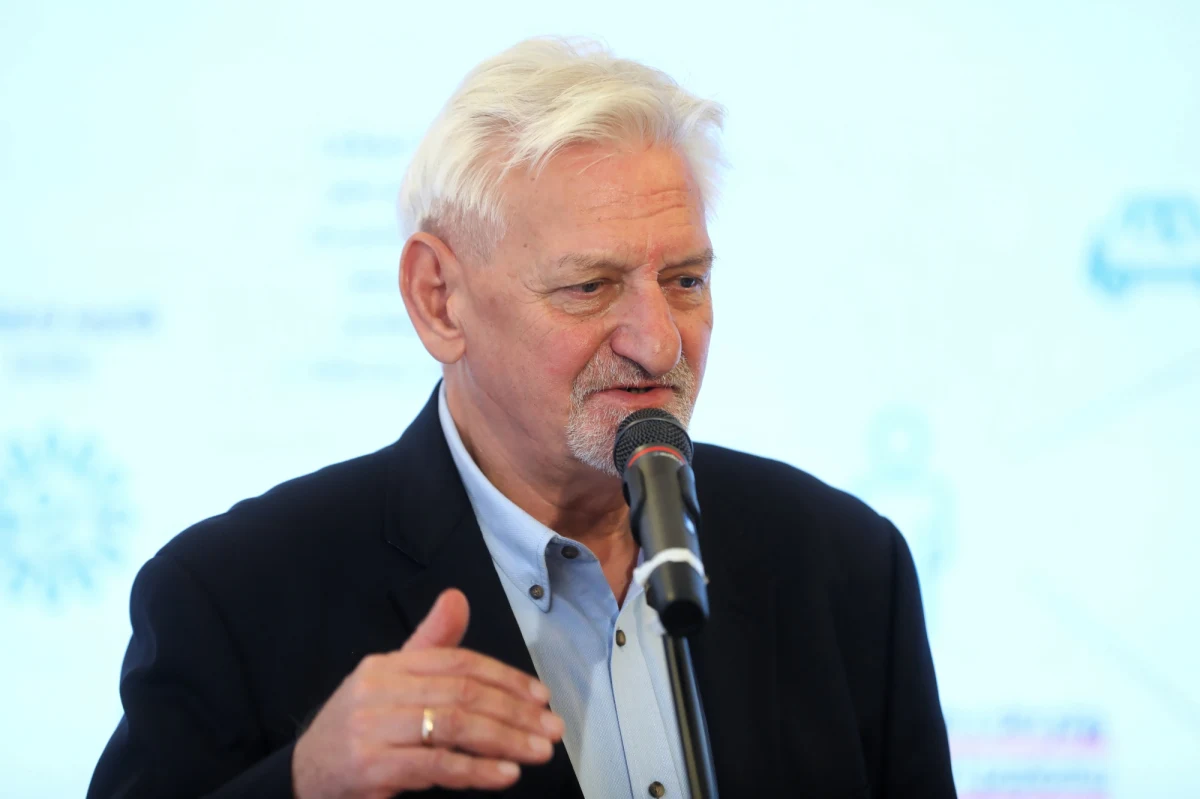 "Na pewno nie zrobiono wszystkiego, to jest oczywista oczywistość (…). Skala wyobrażenia rządzących nie objęła tak dużej liczby zakażeń" - tak prof. Andrzej Horban - krajowy konsultant ds. chorób zakaźnych i główny doradca premiera ds. walki z pandemią koronawirusa - odpowiedział w Porannej rozmowie w RMF FM na pytanie o to, czy nie "przespaliśmy" wakacji i zrobiliśmy wszystko, by przygotować się na jesienną falę epidemii koronawirusa. Zaznaczył, że obecny poziom 10 tysięcy potwierdzanych dziennie zakażeń SARS-CoV-2 to "górna granica możliwości systemu, który w tej chwili (…) jest wdrożony, bez demolowania służby zdrowia".