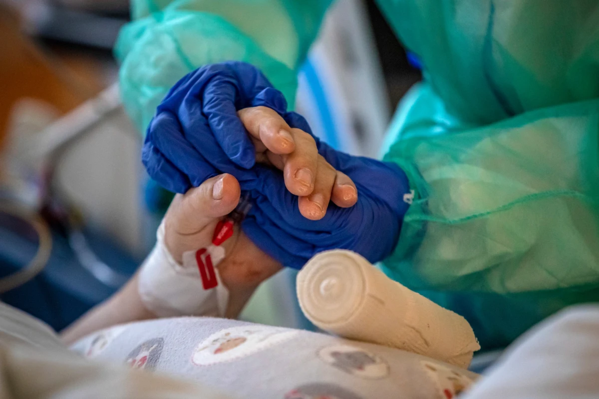 Ponad 300 pielęgniarek w Małopolsce zachorowało na COVID-19, a wiele przebywa na kwarantannie. Brakuje ich w każdym szpitalu, a ponadto nie ma chętnych do tego zawodu – mówił przewodniczący Małopolskiej Okręgowej Rady Pielęgniarek i Położnych w Krakowie Tadeusz Wadas.