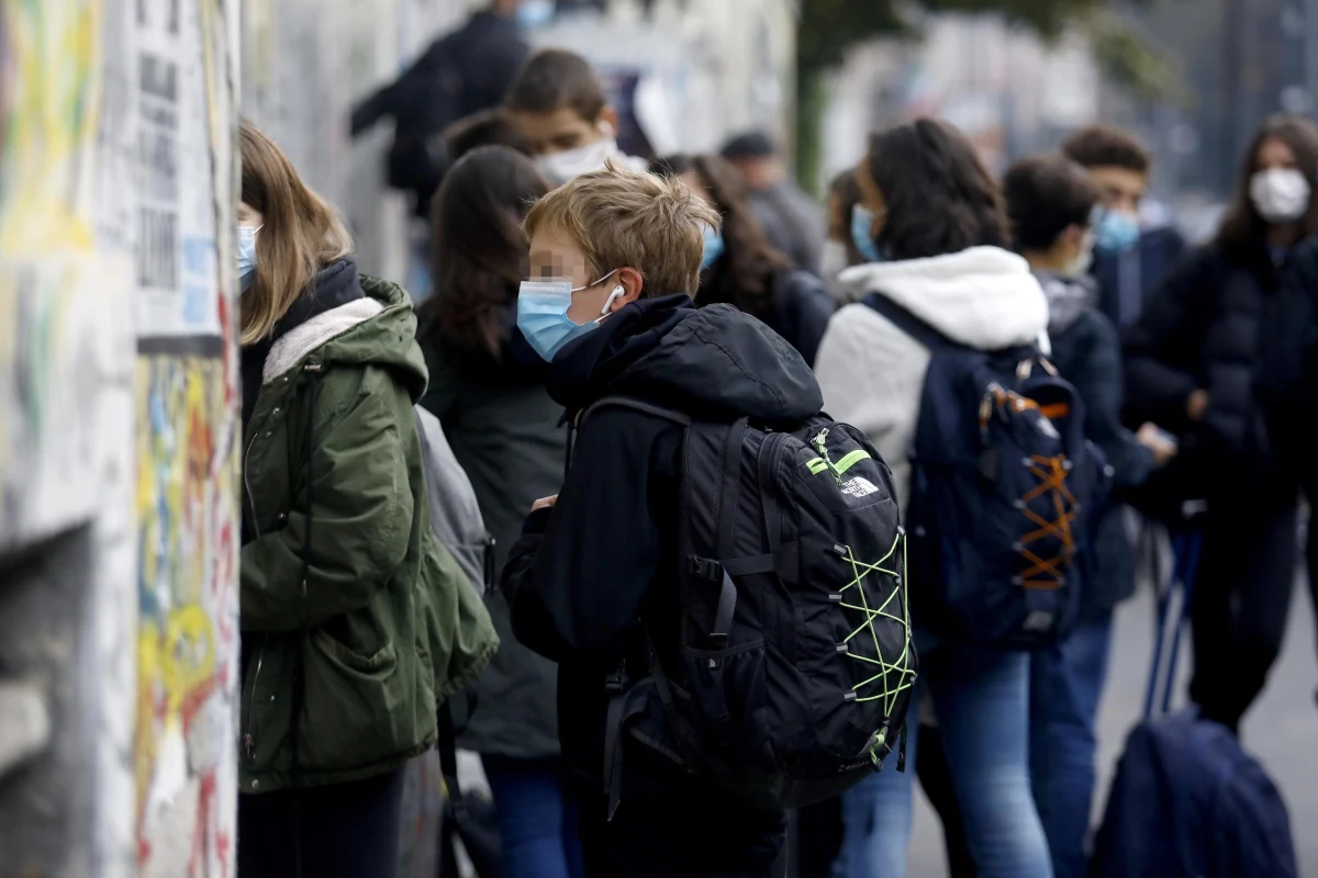 "Panie Premierze. Stało się... Od jutra zepsuję Panu statystykę... W klasach 4-8 musiałam zawiesić zajęcia, bo nie mam nauczycieli" - tak zaczyna swój wpis w mediach społecznościowych Jolanta Gajęcka, dyrektorka jednej z krakowskich szkół podstawowych. "Przykro mi, ale na potrzeby czwartkowej konferencji prasowej, musi Pan stworzyć nową kategorię, bo nie wpiszemy się w dotychczasowe - o nas ani zdalna, ani hybrydowa... w klasach 4-8 praktycznie ŻADNA!" - pisze Gajęcka.