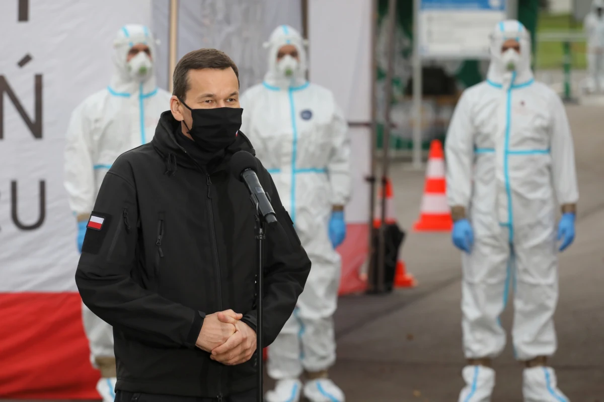 Premier w specjalnym materiale wideo zaapelował o rezygnację z "obstrukcji, przerw, odroczeń i zwlekania" w sprawie nowelizacji dotyczącej walki z epidemią koronawirusa. Mateusz Morawiecki zwrócił się także do marszałka Tomasza Grodzkiego o "pilne prace" nad ustawą, gdy trafi ona do Senatu. Sejm ma wznowić obrady dotyczące projektu w środę o godz. 9. 