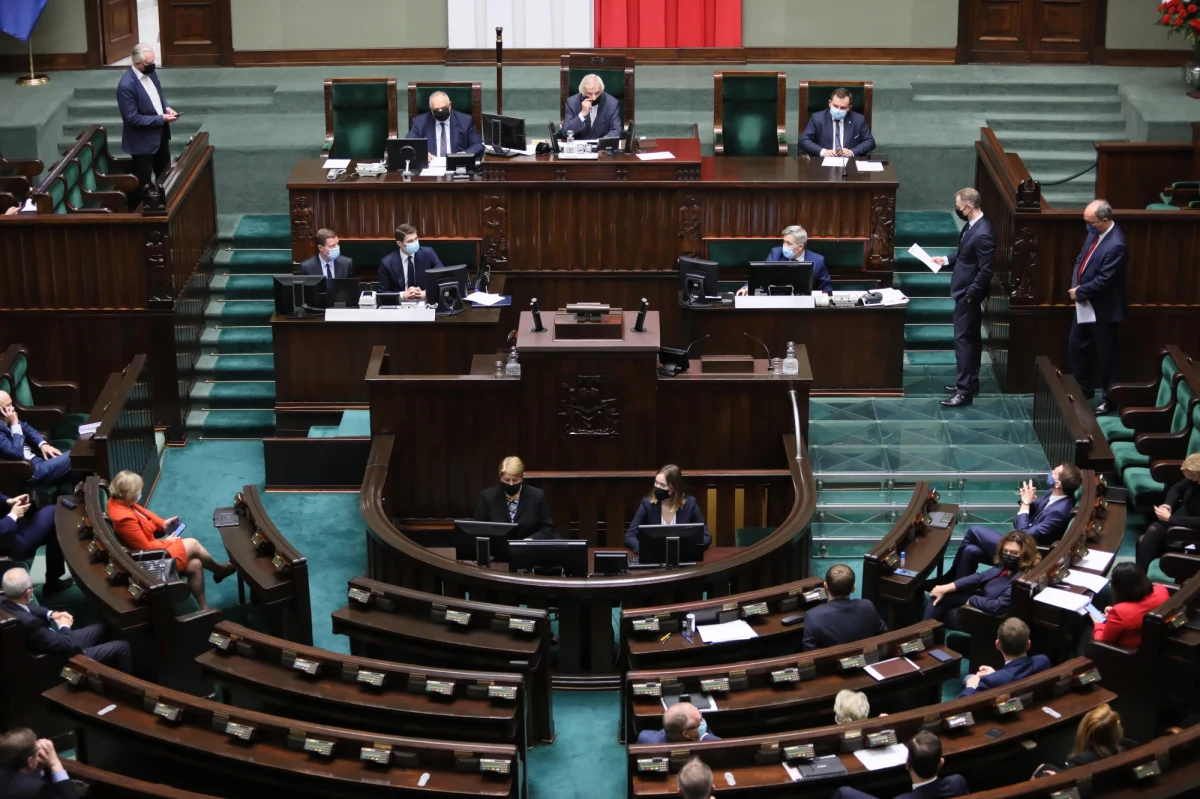Sejm przegłosował dziś wniosek Koalicji Obywatelskiej o przesunięcie obrad na jutro. Koalicja rządzącą, choć ma większość w niższej izbie parlamentu, poległa w starciu z opozycją. Stało się tak, gdyż 28 posłów klubu było na sali nieobecnych - w tym premier Mateusz Morawiecki i wicepremier Jarosław Kaczyński.