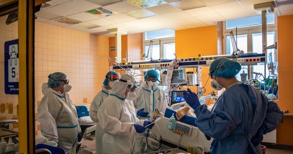 Polska bardzo słabo wykorzystuje unijne możliwości w zakresie szkoleń lekarzy i pielęgniarek do pomocy przy pacjentach z Covid-19 na oddziałach intensywnej terapii. Tylko jeden polski szpital uczestniczy w kursach finansowanych przez Komisję Europejską - przekazało dziennikarce RMF FM Europejskie Stowarzyszenie Medycyny Intensywnej Terapii (ESICM). 