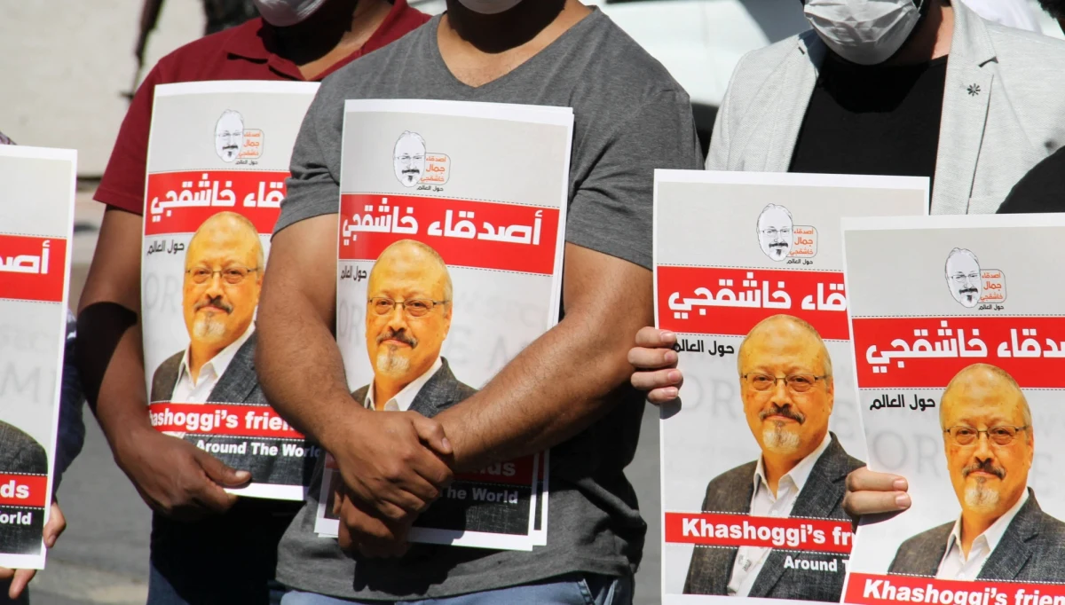 Rodzina zabitego w 2018 roku saudyjskiego dziennikarza Dżamala Chaszukdżiego złożyła pozew do sądu federalnego w Waszyngtonie, oskarżając księcia koronnego Mohammeda bin Salmana o osobiste podjęcie decyzji o zamordowaniu publicysty, który był zagorzałym krytykiem rodziny królewskiej w Arabii Saudyjskiej. 