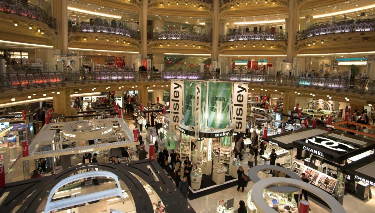 Aż o 10 proc. zmalała z tygodnia na tydzień liczba wizyt w galeriach. To trend widoczny od początku października. Właścicieli niepokoją godziny dla seniorów - informuje w środę "Rzeczpospolita".