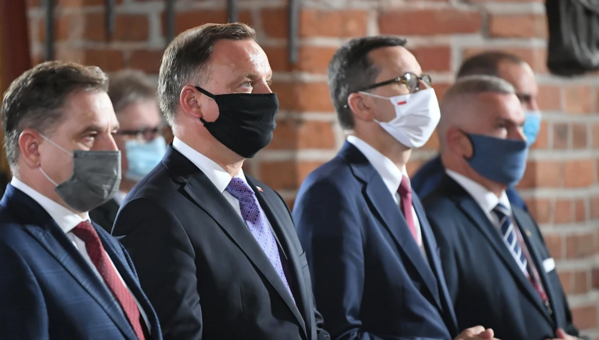 Niemal wszyscy politycy tracą w rankingu zaufania - wynika z sondażu IBRiS dla portalu Onet.pl. Polacy nadal jednak najbardziej ufają prezydentowi Andrzejowi Dudzie, premierowi Mateuszowi Morawieckiemu i liderowi ruchu Polska 2050 Szymonowi Hołowni. 