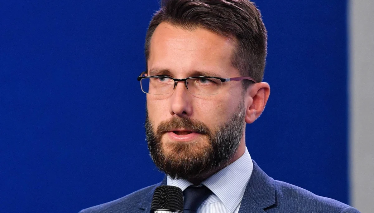 To była wpadka PiS - przyznał wicerzecznik partii Radosław Fogiel, komentując wynik wtorkowego głosowania nad wnioskiem KO o odroczenie obrad Sejmu. Jednocześnie, jak dodał, była to zagrywka opozycji, która własny komfort pracy nad ustawami przedkłada przed walkę z pandemią. 