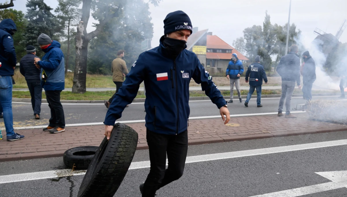 Policja zatrzymała lidera Agrounii Michała Kołodziejczaka podczas protestu. W całej Polsce rolnicy blokują ruch, by wyrazić swój przeciw wobec tzw. piątki dla zwierząt (lub piątki Kaczyńskiego), zakazującej hodowli zwierząt na futra i uboju rytualnego. 