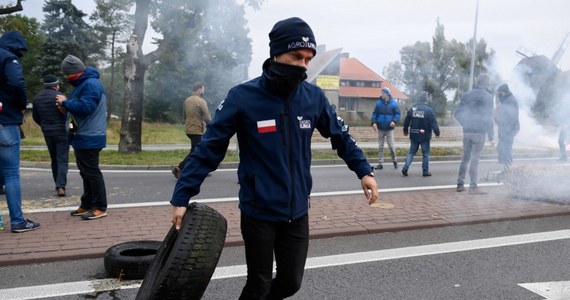 Policja zatrzymała lidera Agrounii Michała Kołodziejczaka podczas protestu. W całej Polsce rolnicy blokują ruch, by wyrazić swój przeciw wobec tzw. piątki dla zwierząt (lub piątki Kaczyńskiego), zakazującej hodowli zwierząt na futra i uboju rytualnego. 