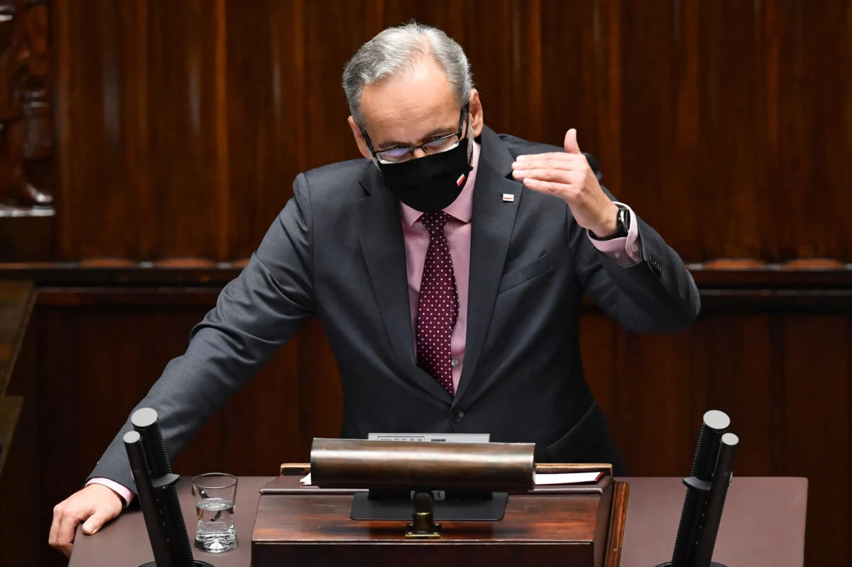 Z naszych badań wynika, że 20-30 procent nowych zakażonych trafi do szpitali. Przy obecnych bilansach to 2-3 tysiące nowych pacjentów dziennie - przekazał w czasie wystąpienia w Sejmie minister zdrowia Adam Niedzielski. Zauważył również, że "na początku mieliśmy do czynienia z ogniskami - które jest o wiele łatwiej zwalczać", natomiast w tej chwili dwie trzecie przypadków pochodzą już "ze źródeł rozproszonych", spoza ognisk. Zwrócił także uwagę, że liczba tzw. czerwonych stref dochodzi już do 300 - przy ogólnej liczbie powiatów wynoszącej 380 - i podkreślił: "Musimy zwiększyć obostrzenia. (…) W tej chwili testujemy wydolność (systemu opieki zdrowotnej)".