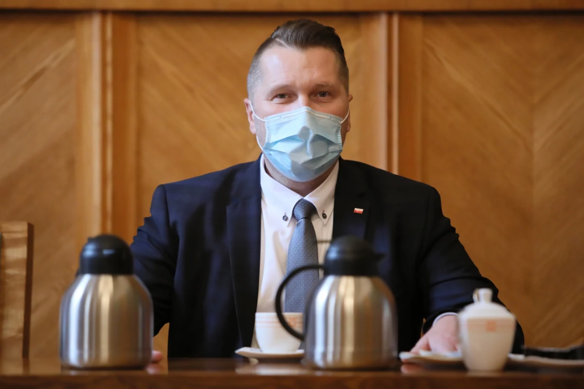 "Nie ma zgody na dominację na uczelniach poglądów lewicowo-liberalnych" - oświadczył w wywiadzie z "Naszym Dziennikiem" szef resortu edukacji i nauki Przemysław Czarnek. W rozmowach z dziennikarzami nowy minister odniósł się także do kwestii organizacji pracy szkół w czasie pandemii. Zapowiedział również zmiany w podstawach programowych. W opinii Czarnka są one "zbyt obszerne". "Podręczniki to jeden z największych mankamentów dzisiejszej oświaty" - skomentował. 
