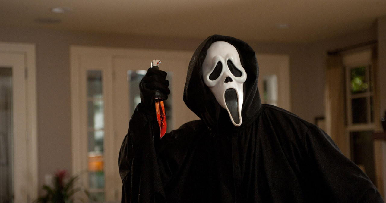 Trwającej aktualnie realizacji piątej części „Krzyku” towarzyszą podobne problemy, co wszystkim innym produkcjom filmowym na całym świecie. Zdjęcia trzeba przerywać, gdy tylko na planie pojawią się jakieś osoby zakażone koronawirusem. Praca posuwa się jednak do przodu i z tego, co mówi Roger L. Jackson, który w serii „Krzyk” użycza głosu filmowemu mordercy Ghostface’owi, widzowie mogą spodziewać się pewnej rewolucyjnej zmiany.
