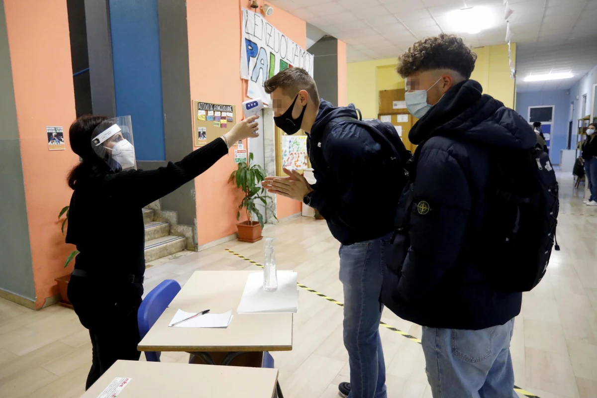 Niespotykana do tej pory absencja uczniów w szkołach w Małopolsce. W zastraszającym tempie ubywa też nauczycieli. W całym województwie już prawie 4 tys. pracowników oświaty przebywa na zwolnieniach lub kwarantannie.