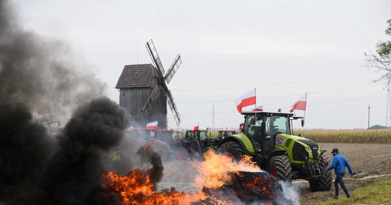 Podobnie jak dwa tygodnie temu, dzisiaj rolnicy ponownie wyjechali na drogi w całej Polsce i protestowali przeciwko tak zwanej "piątce Kaczyńskiego". Utrudnienia występowały w ponad 200 miejscach kraju i zakończyły się po godz. 18. Przed południem policja zatrzymała podczas protesu w Koszutach lidera Agrounii Michała Kołodziejczaka. Służby poinformowały, że po ustaleniu jego tożsamości, został zwolniony. 