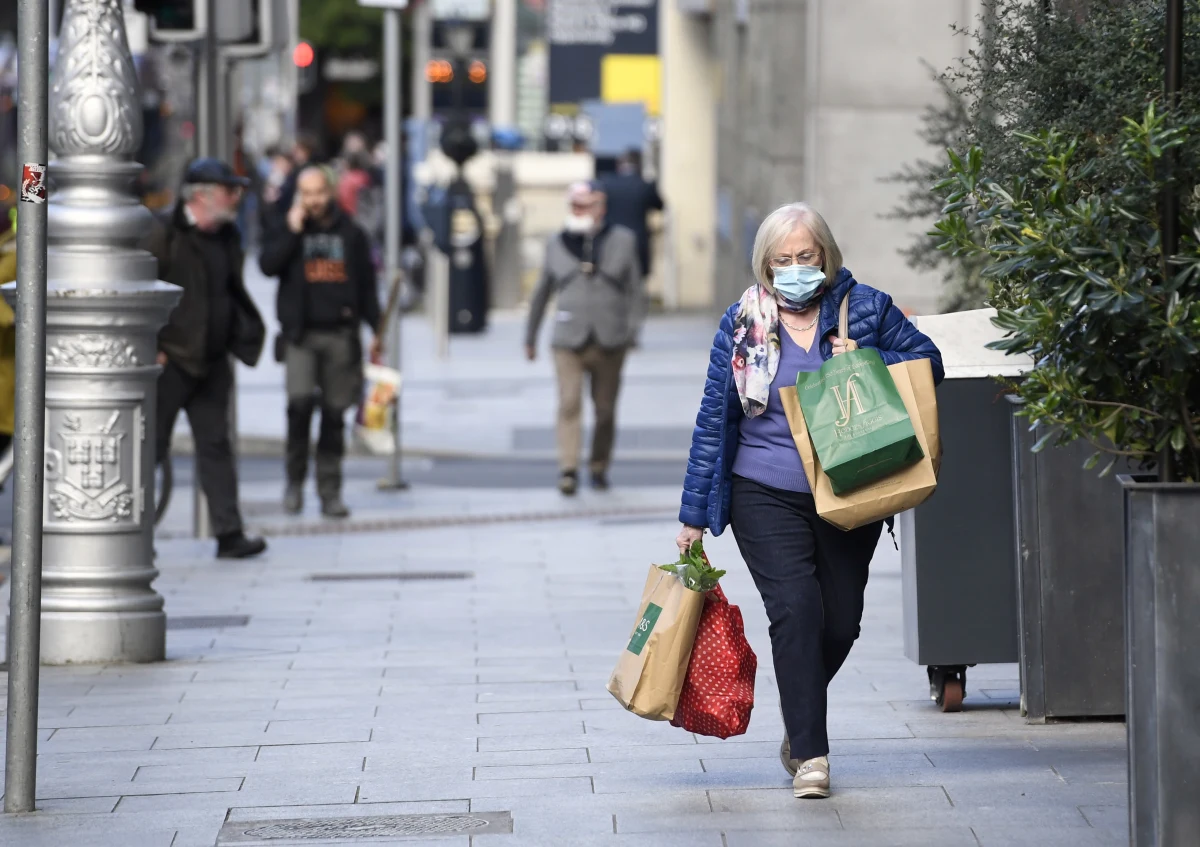 Właściwe użycie maseczek i przestrzeganie dystansu społecznego obniża o 1000 razy siłę koronawirusa w razie kontaktu z nim - ustalili włoscy naukowcy ze szpitala koło Werony. Tym tłumaczą lżejszy przebieg Covid-19 w okresie obowiązywania restrykcji.