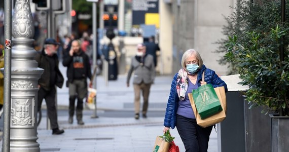 Właściwe użycie maseczek i przestrzeganie dystansu społecznego obniża o 1000 razy siłę koronawirusa w razie kontaktu z nim - ustalili włoscy naukowcy ze szpitala koło Werony. Tym tłumaczą lżejszy przebieg Covid-19 w okresie obowiązywania restrykcji.