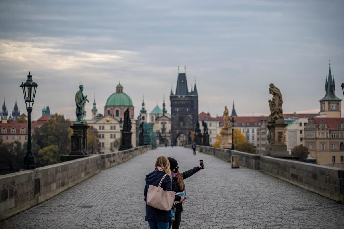 Czeski rząd zdecydował o wprowadzeniu kolejnych ograniczeń z powodu rosnącej liczby zakażeń koronawirusem. Od czwartku zamknięte będą wszystkie sklepy, z wyjątkiem tych z podstawowymi produktami, a także większość zakładów usługowych.