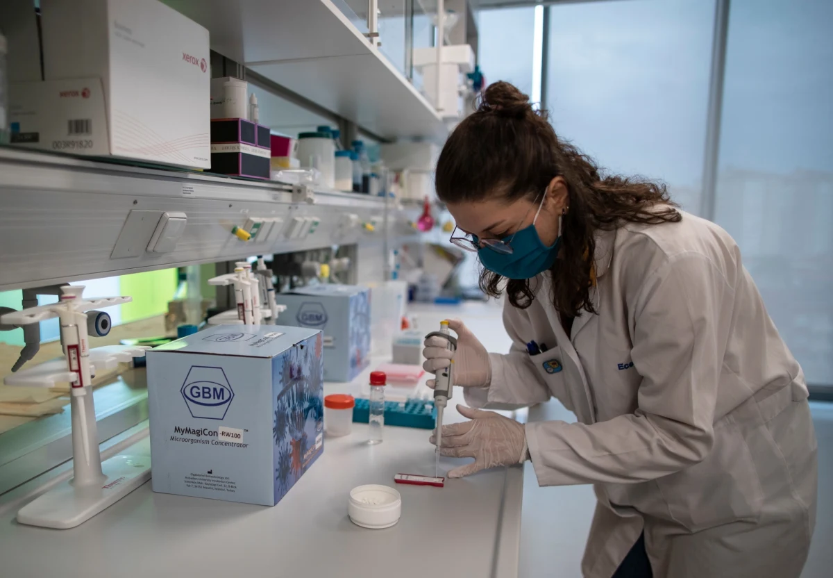 O oddawanie osocza do ozdrowieńców apelują Regionalne Centra Krwiodawstwa i Krwiolecznictwa w całym kraju. Lekarze alarmują, że zapotrzebowanie na osocze, które zarazem jest lekiem dla przechodzących Covid-19, nie skończy się, dopóki pojawiać będą się kolejni zakażeni koronawirusem. Kto może, a kto nie ma możliwości zostania dawcą? Czy ciąża całkowicie eliminuje kobiety z grona potencjalnych dawców? Ilu osobom można pomóc jednorazowo oddając osocze? Odpowiedzi na niektóre pytania są niejednoznaczne i zależą od indywidualnej historii potencjalnego dawcy. W Faktach RMF FM nagłaśniamy dziś problem zapotrzebowania na osocze i zachęcamy do tego, żeby zostać dawcą. 