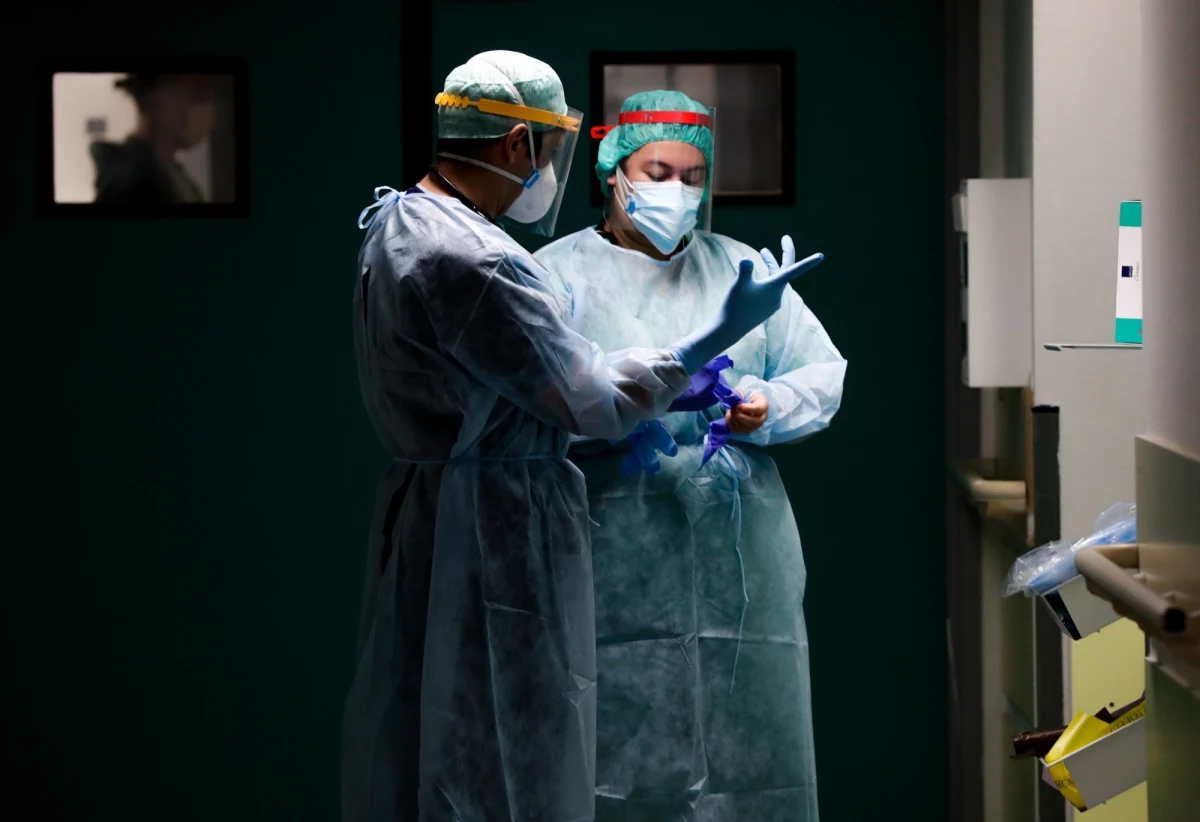 W dniu, w którym po raz pierwszy od początku pandemii liczba nowych zakażonych przekracza 10 tysięcy, trudno o przesadny optymizm. Tym bardziej, że sejmowe obrady na temat ustawowych środków, które mają skutki pandemii ograniczyć pokazały, że obie strony politycznego sporu w Polsce ani myślą przestać zajmować się tym, co lubią najbardziej, czyli kłótnią. A jednak mam wrażenie, że starając się postępować rozsądnie, mamy szanse wyjść z tego wszystkiego cało. Cało jako społeczeństwo. Skąd ten akurat optymizm? Ano, jeśli skoncentrujemy się na praktycznych działaniach jesteśmy jako ludzie dość jednak odporni. Sygnały dotyczące takich praktycznych działań w ciągu ostatnich kilku dni zdążyły się pojawić.