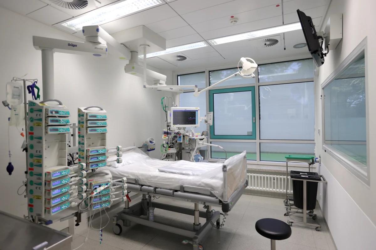 W Brazylii zmarł ochotnik biorący udział w badaniach klinicznych szczepionki przeciw koronawirusowi, przygotowywanej przez koncern AstraZeneca i Uniwersytet Oksfordzki - poinformowały władze. Badania są bezpieczne i będą kontynuowane - ogłosiła brytyjska uczelnia.