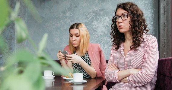 Ponad 70 milionów ludzi na całym świecie jąka się, zacina lub ma różne inne problemy z komunikacją wynikające z blokady mowy. Czas pandemii, przymusowa separacja, komunikacja głównie zdalna oraz noszenie maseczki to duże wyzwanie dla osób z jąkaniem i blokadami mowy. 