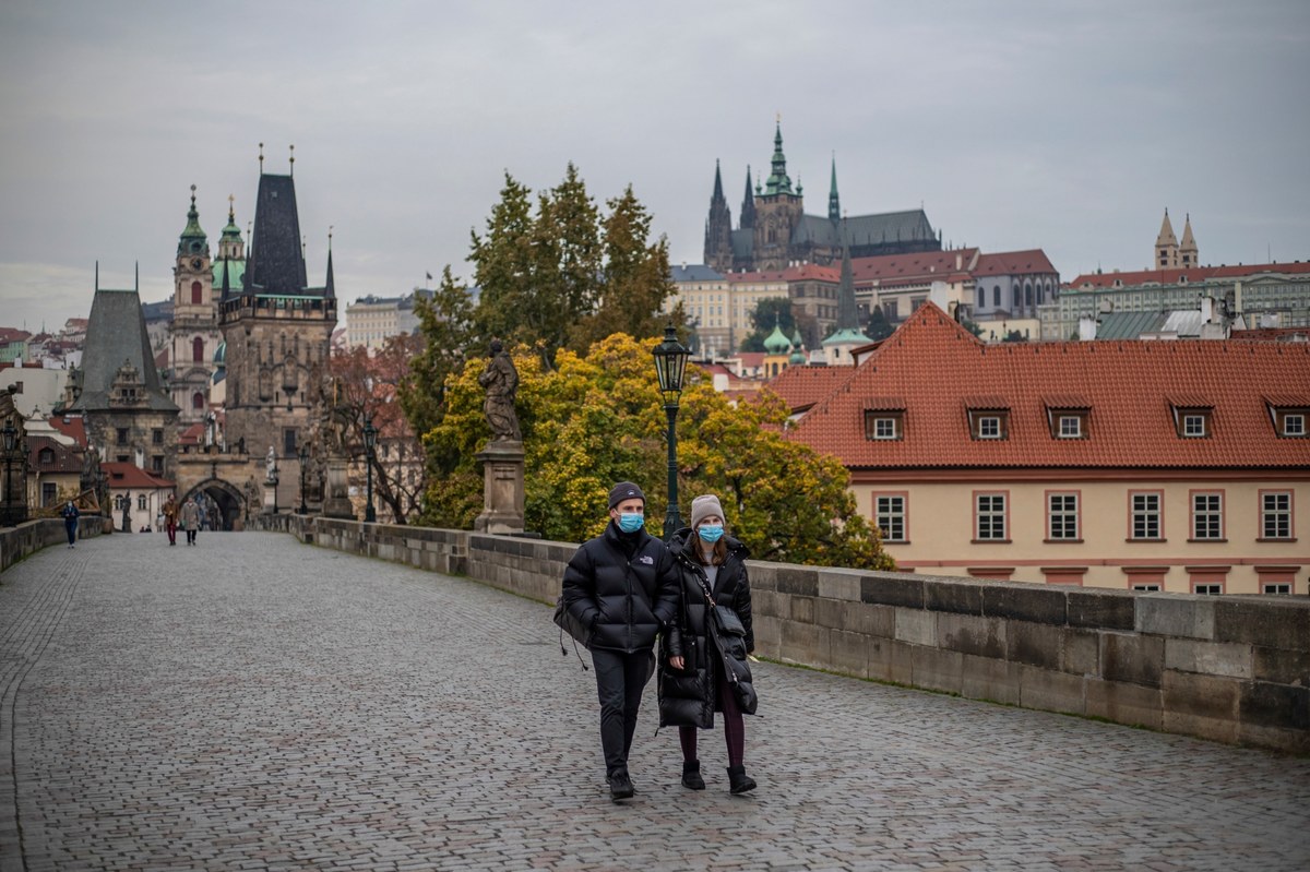 Po raz pierwszy w Czechach przybyło w ciągu doby prawie 15 tysięcy nowych przypadków koronawirusa. Od dziś ten u naszego południowego sąsiada obowiązują obostrzenia, które mają zmniejszyć liczbę kontaktów między ludźmi. 