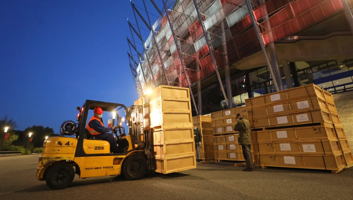 ​250 strażaków ochotniczo zgłosiło się do służby w powstającym na warszawskim Stadionie Narodowym tymczasowego szpitala dla zakażonych koronawirusem. Komendant główny PSP wyraził na to zgodę i zapowiedział zagwarantowanie im zakwaterowania w Warszawie.