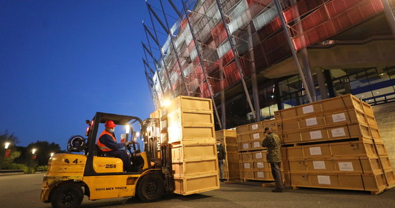 ​250 strażaków ochotniczo zgłosiło się do służby w powstającym na warszawskim Stadionie Narodowym tymczasowego szpitala dla zakażonych koronawirusem. Komendant główny PSP wyraził na to zgodę i zapowiedział zagwarantowanie im zakwaterowania w Warszawie.