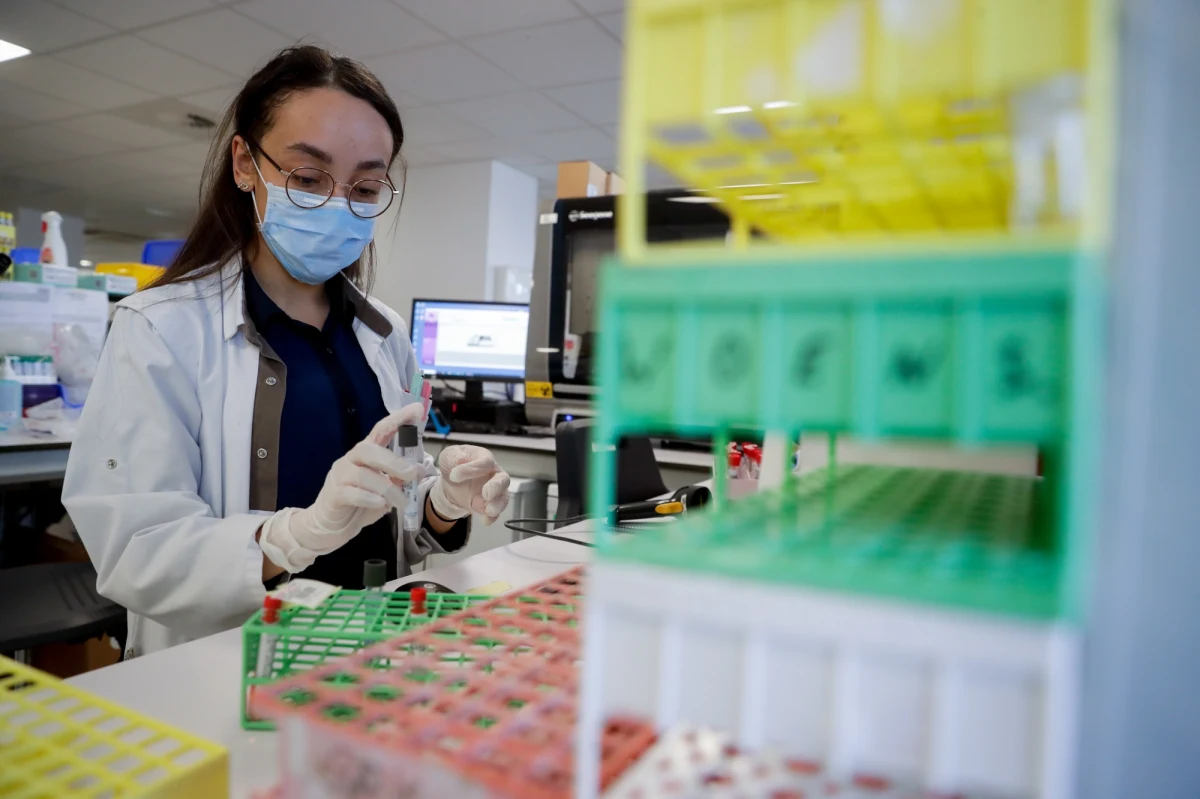 ​Nie wiemy jeszcze, jak długo utrzymuje się odporność po kontakcie z wirusem SARS-CoV-2 - mówi wirusolog prof. Agnieszka Szuster-Ciesielska. Jej zdaniem celowe działania dla wytworzenia tzw. odporności stadnej, niosą ryzyko wyższego odsetka zgonów.