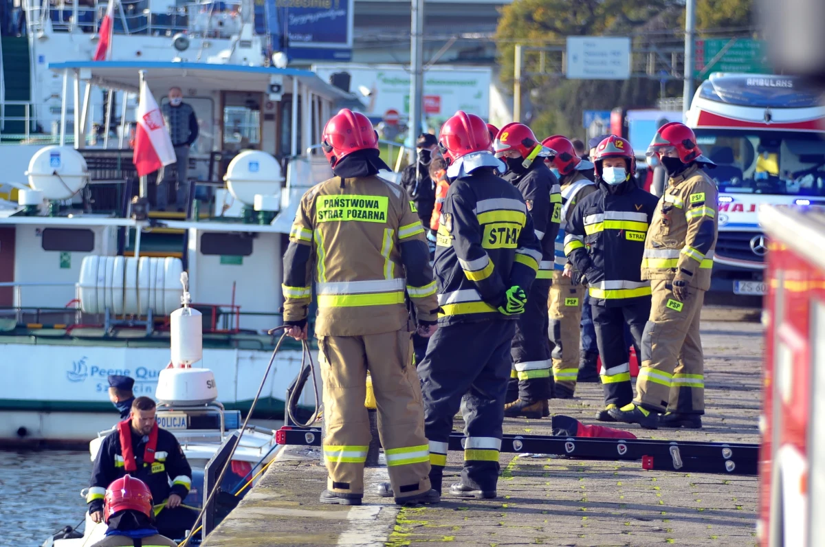 Do nieszczęśliwego wypadku doszło w Szczecinie na Wałach Chrobrego. Do Odry wjechał samochód osobowy. Kierowca wrzucił wsteczny bieg i wjechał do rzeki. Niestety, nie udało się go uratować.