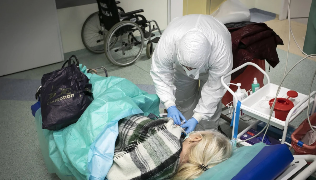 Po pandemii 15 proc. lekarzy i 10 proc. pielęgniarek zamierza odejść z rynku pracy - wyemigrować lub całkowicie odejść z zawodu. 72 proc. lekarzy poważnie rozważa samodzielne konsultacje z psychologiem - wynika z raportu Uniwersytetu Ekonomicznego w Krakowie. 