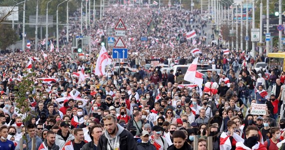 Ok. 84 proc. badanych osób, biorących udział w protestach na Białorusi, zapowiada, że będzie w nich uczestniczyć, dopóki nie zostaną spełnione ich żądania - wynika z sondażu londyńskiego think tanku Chatham House.