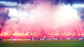 Lech Poznań - Benfica Lizbona. Nerwowa noc Portugalczyków w Poznaniu. Kibice "Kolejorza" odpalili fajerwerki