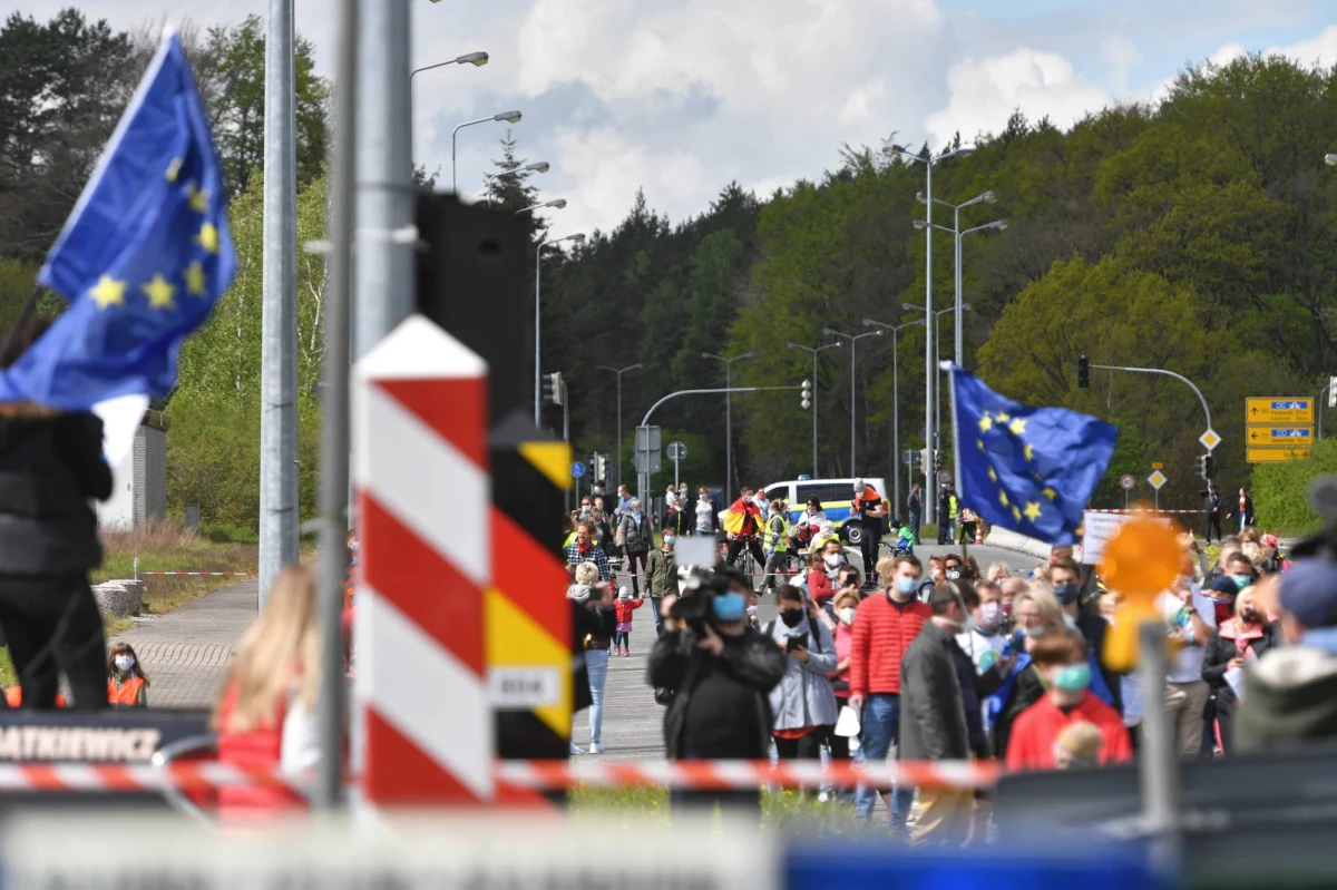 Od soboty cały obszar Polski będzie figurował na liście miejsc ryzyka zakażenia koronawirusem Instytutu Roberta Kocha. Może to oznaczać nawet dwutygodniową kwarantannę dla przyjeżdżających do Niemiec z naszego kraju.