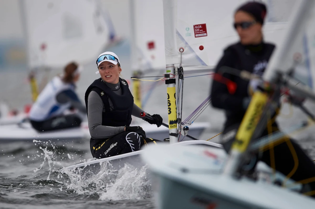 Żeglarka Agata Barwińska zdobyła niedawno brązowy medal Mistrzostw Europy w olimpijskiej klasie laser radial. W rozmowie z RMF FM opowiedziała nie tylko o tym sukcesie, ale także o wspólnych treningach z Magdaleną Kwaśną, które pozwalają się rozwijać obu zawodniczkom. Żeglarka przyznaje, że w normalnym sezonie spędza poza domem około 280 dni. „Najbliższe regaty planowane są na styczeń w USA. Treningi mamy zaplanowane w Portugalii, ale jak wszyscy musimy brać dzień i za dniem. Trudno jest coś zaplanować, bo sytuacja związana z pandemią zmienia się z dnia na dzień” – mówi Agata Barwińska.