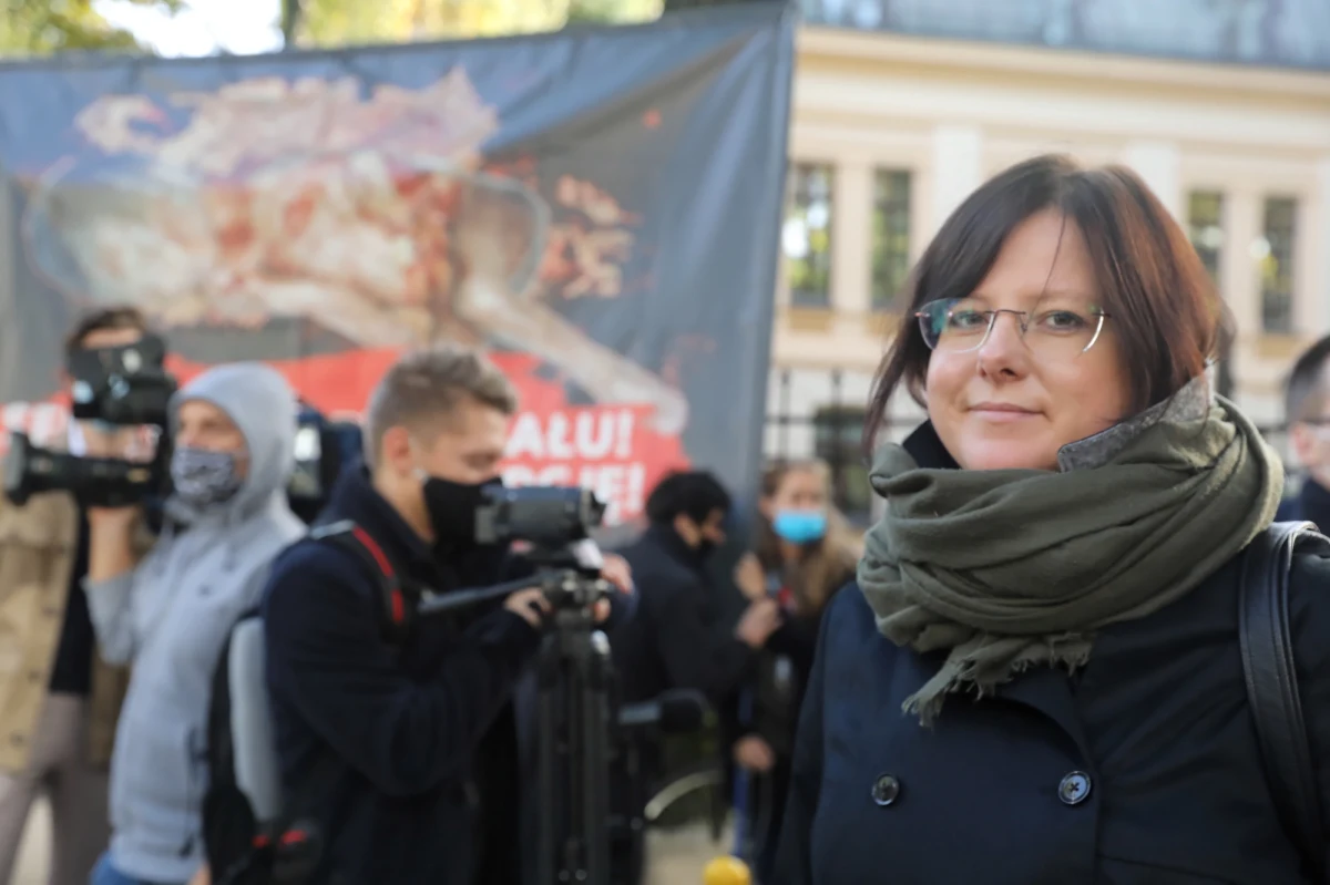 Działacze pro-life brawami i głośnymi okrzykami - "dziękujemy " przyjęli wyrok Trybunału Konstytucyjnego. TK orzekł, że aborcja m.in. w przypadku nieodwracalnego upośledzenia płodu jest niezgodna z konstytucją. "Dzisiaj Polska jest przykładem dla Europy, dla całego świata" - stwierdziła inicjatorka projektu "Zatrzymaj Aborcję" Kaja Godek. Swojego rozczarowania orzeczeniem TK nie kryły osoby sprzeciwiające się zaostrzeniu prawa aborcyjnego. "PiS wykorzystał moment najostrzejszej pandemii, żeby uniemożliwić protesty uliczne, ponieważ wszyscy wiemy, jaką skalę miały czarne protesty" - powiedziała jedna z aktywistek obecnych pod budynkiem TK.
