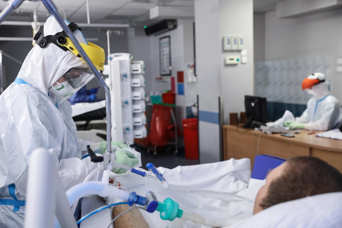 "Ludzie faktycznie chodzą w maskach, ale nie widzę efektów, jeżeli chodzi o różnego rodzaju imprezy. (…) Myślimy, że jak przenieśliśmy imprezę z baru do własnego domu, to tam już jest bezpiecznie? No nie jest. (…) Doprowadzamy do tego, że te wszystkie obostrzenia, to, że ludzie tracą pracę, bankrutują firmy, nie przeniesie żadnego efektu" - przestrzegała w Porannej rozmowie w RMF FM dr Agnieszka Szarowska, lekarz zakaźnik i pełnomocnik dyrektora Centralnego Szpitala Klinicznego MSWiA ds. Covid-19. O swojej pracy mówiła m.in.: "Jutro muszę iść na dyżur 12-godzinny na SOR do mojego szpitala przy Wołoskiej i odbiorę - jak na wszystkich ostatnich dyżurach - kilkaset telefonów lekarzy z różnych miejsc z całej Polski (…) z błaganiem o pomoc".