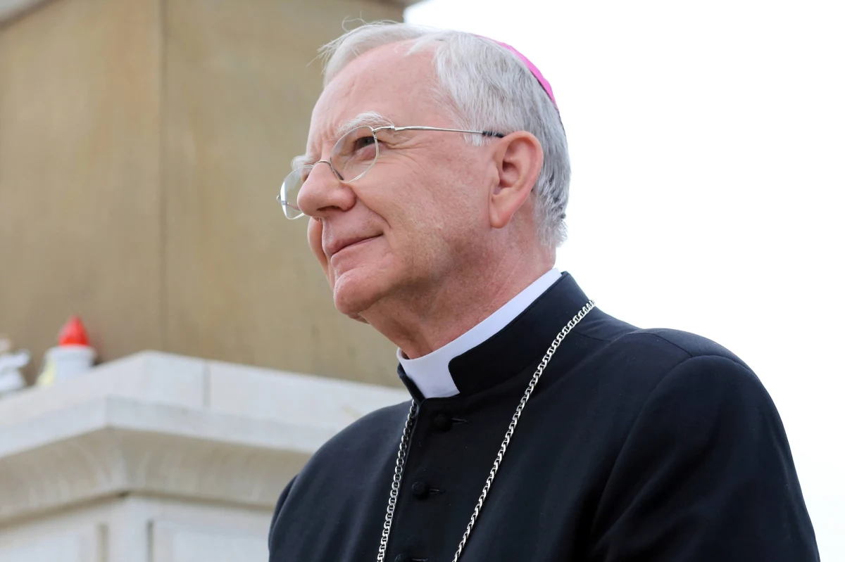 Wyrażamy wielkie uznanie dla odwagi i rzetelności sędziów Trybunału Konstytucyjnego oraz ogromną wdzięczność dla inicjatorów i uczestników wielkiego ruchu społecznego, który stanął w obronie świętości każdego ludzkiego życia – mówił podczas mszy w sanktuarium św. Jana Pawła II metropolita krakowski abp Marek Jędraszewski. W ten sposób odniósł się on do orzeczenia TK, że przepisy, umożliwiające usunięcie płodu w wypadku stwierdzenia jego ciężkiego uszkodzenia lub nieuleczalnej choroby są niezgodne z konstytucją.