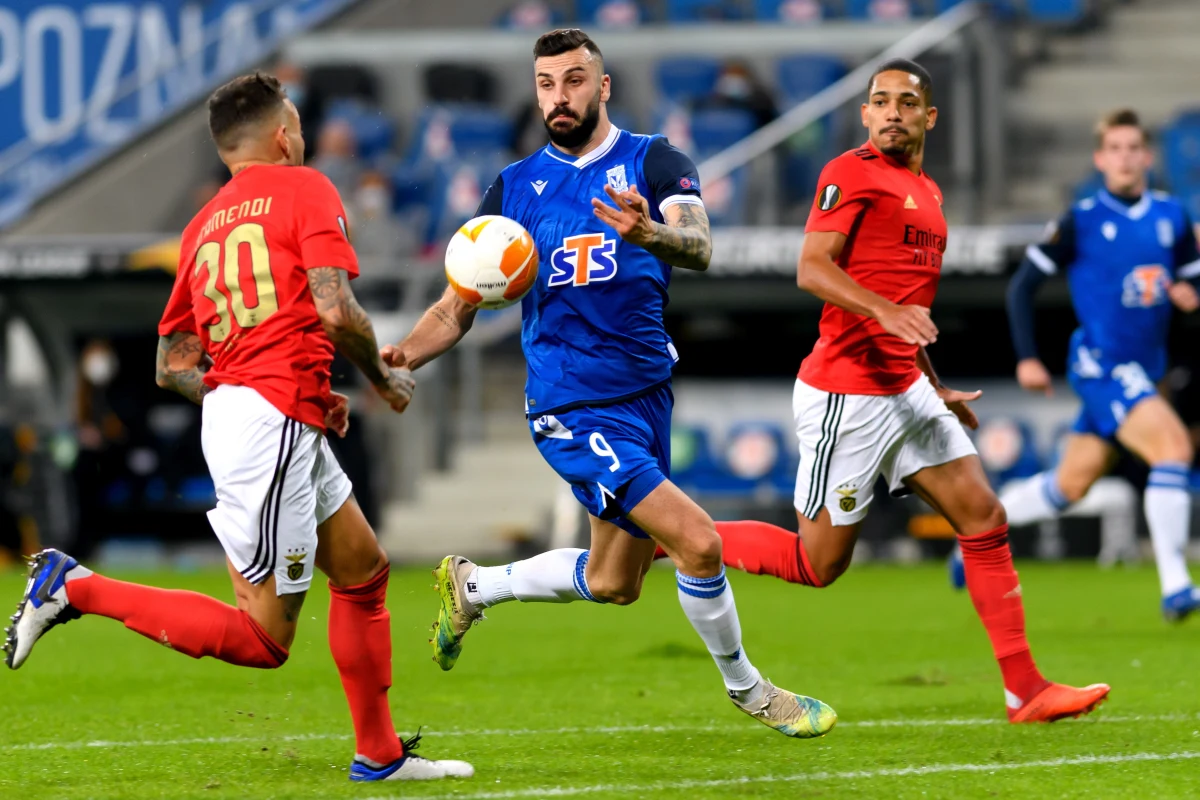 Lech Poznań rozpoczął rywalizację w fazie grupowej Ligi Europy od porażki z Benfiką Lizbona. Spotkanie toczyło się w szybkim tempie, a bramek padło aż sześć. Z hat-tricka cieszył się Nunez Ribeiro. Lech Poznań – Benfica Lizbona 2:4.