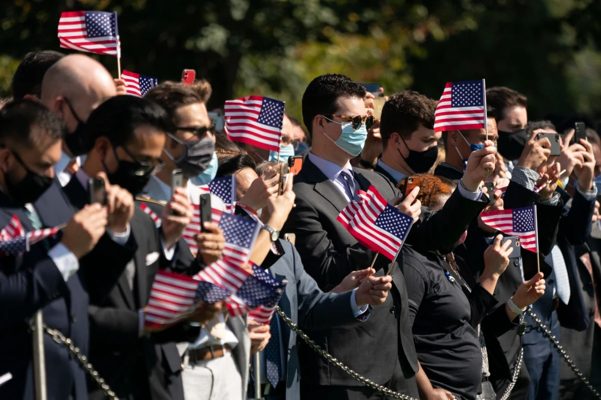 Na kilkanaście dni przed wyborami prezydenckimi w USA Joe Biden prowadzi w ogólnokrajowych sondażach. 3 listopada Amerykanie zdecydują czy Donald Trump nadal będzie mieszkać w Białym Domu czy w rezydencji przy 1600 Pennsylvania Avenue zmieni się lokator. 
Nasz amerykański korespondent Paweł Żuchowski na facebookowej stronie RMF24.pl opowiada Wam o finiszu kampanii w USA. Możecie w czasie specjalnych transmisji z naszego studia w stolicy Stanów Zjednoczonych zadać pytanie, skomentować trwającą kampanię czy odnieść się do informacji podawanych przez sztaby wyborcze. „Ameryka wybiera 2020” to podsumowanie trwające kampanii. 
