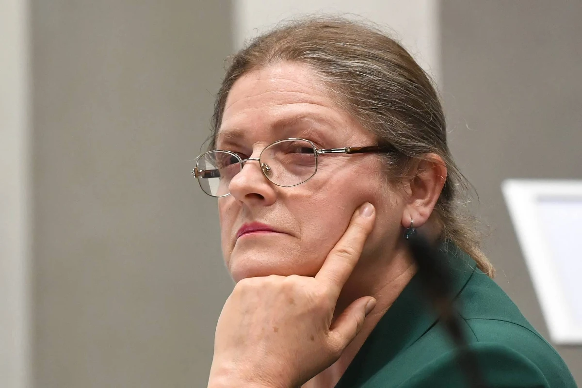 Sędzia Trybunału Konstytucyjnego prof. Krystyna Pawłowicz mówi, że czuje się nękana po wyroku TK ws. aborcji. Według jej relacji, kiedy wróciła do domu drogę zagrodziło jej dwóch młodych mężczyzn. Jeden z nich stanął na przejściu do klatki schodowej, w której mieszka i kazał się jej tłumaczyć z wyroku, a drugi wszystko filmował.