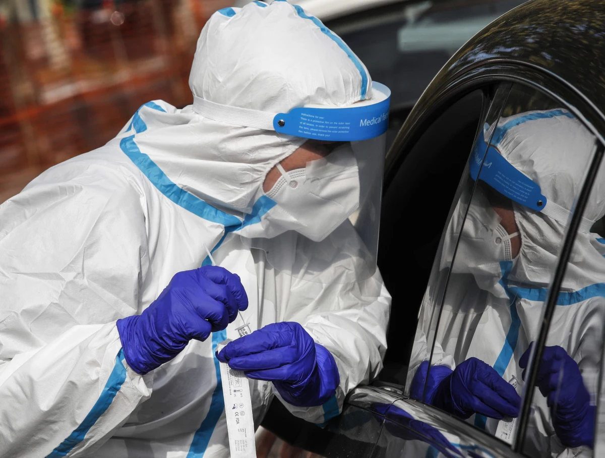 Rząd Słowacji zdecydował, że w kraju zostanie wprowadzony częściowy zakaz wychodzenia z domów. Przez trzy kolejne weekendy będą wykonywane ogólnokrajowe testy na SARS-CoV-2. Sklepy i zakłady usługowe będą mogły pracować normalnie.