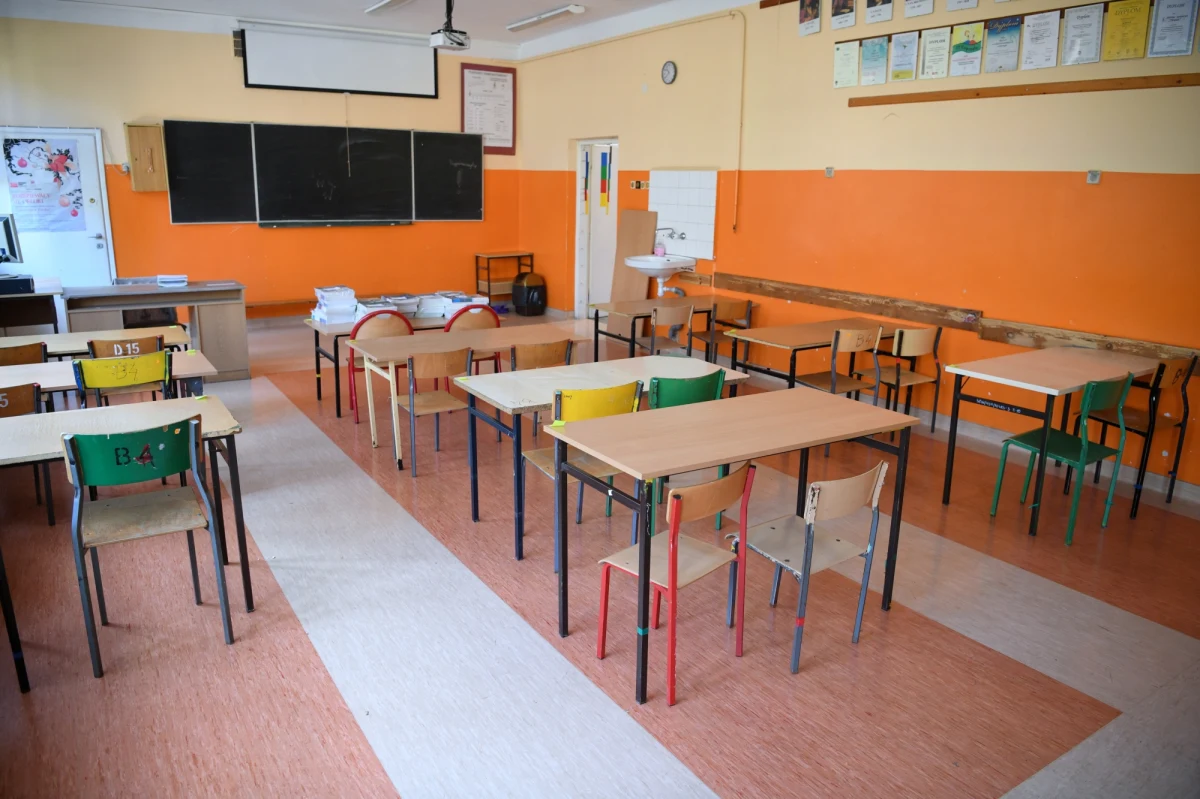 Znamy nową listę ograniczeń, którą w piątek ma ogłosić rząd. Potwierdzają się doniesienia dziennikarzy RMF FM - lekcje w szkołach podstawowych dla klas IV-VIII będą zdalne. Uczniowie z klas I-III nadal będą się uczyć stacjonarnie.