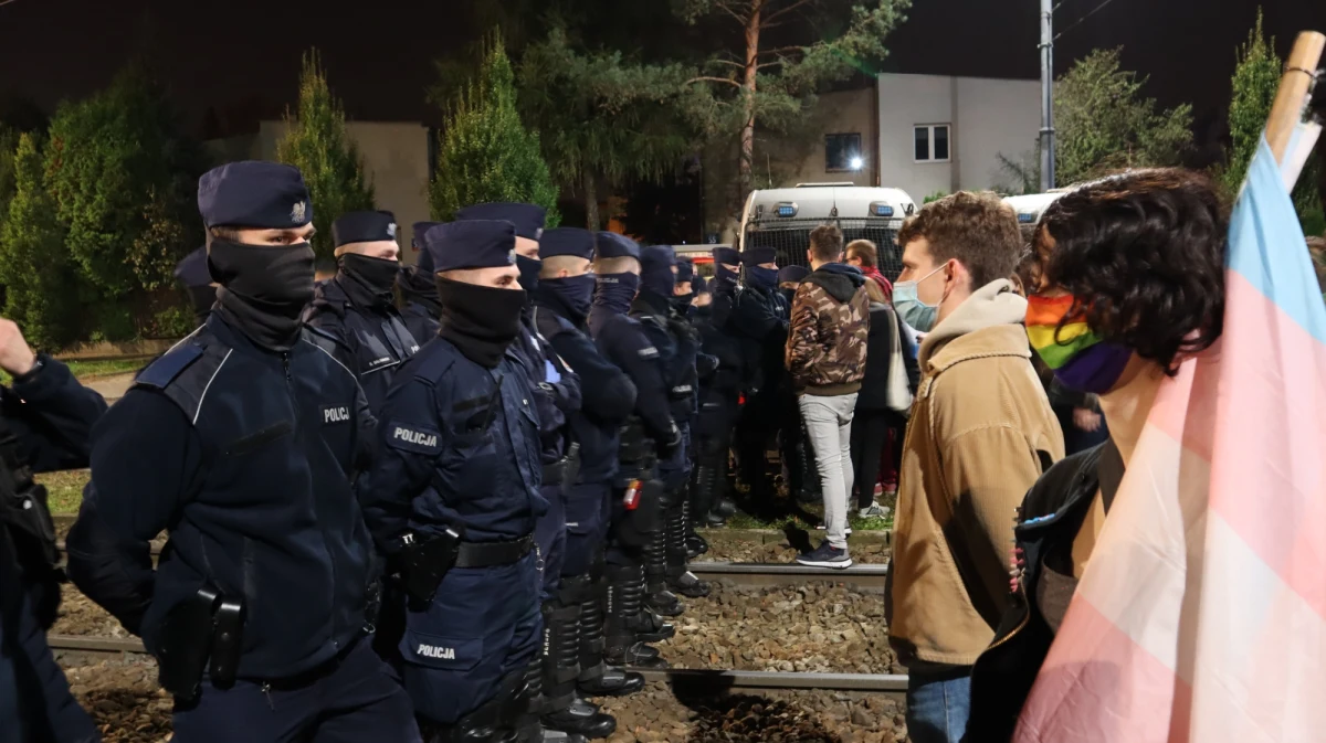 Około tysiąca osób pojawiło się przed gmachem Trybunału Konstytucyjnego, by protestować przeciwko czwartkowemu wyrokowi TK, który orzekł, że aborcja z powodu ciężkiej wady płodu jest niezgodna z konstytucją. Przed godziną 21 uczestnicy demonstracji zdecydowali się przejść na ulicę Nowogrodzką, gdzie znajduje się siedziba Prawa i Sprawiedliwości. Policja zamknęła ulicę, nie dopuszcza nikogo przed siedzibę partii rządzącej. Później manifestacja przeszła przed dom Jarosława Kaczyńskiego. Tam sytuacja się zaostrzyła.