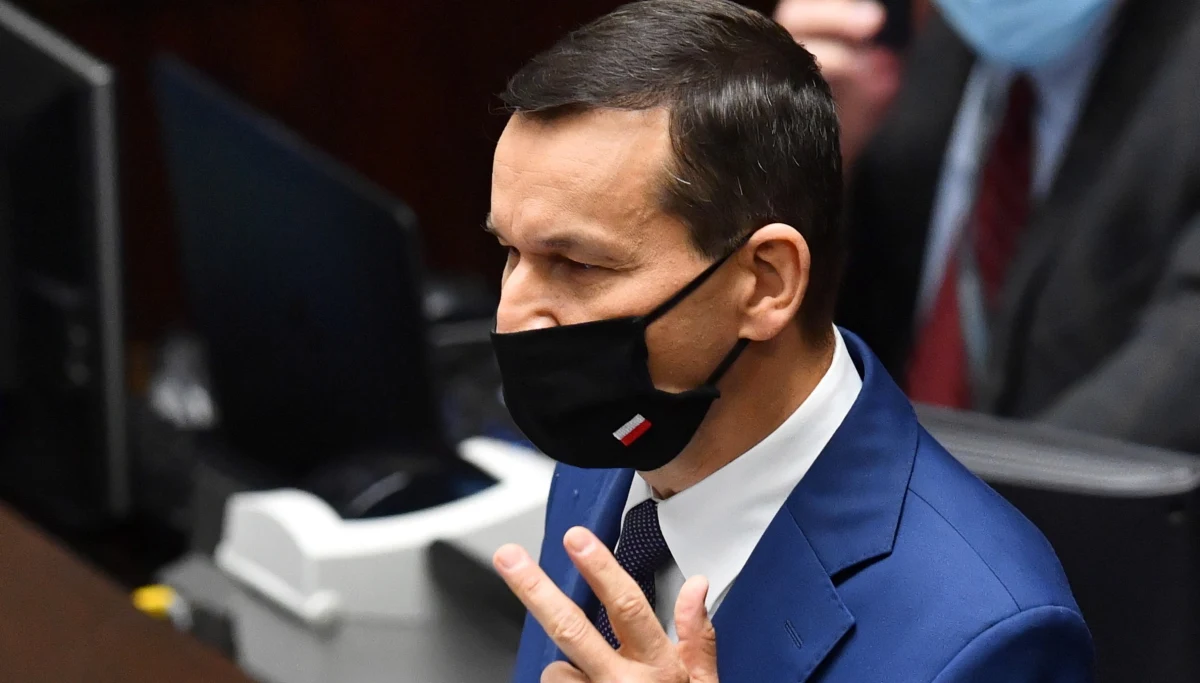 Sytuacja jest niedobra i dynamiczna – powiedział premier Mateusz Morawiecki. Rząd ogłosił dzisiaj nowe restrykcje w związku z rozwojem epidemii koronawirusa w Polsce. Od soboty cała Polska staje się strefą czerwoną. Starsze klasy podstawówki przechodzą na pracę zdalną. Restauracje i bary zostaną zamknięte i będą mogły wydawać jedzenie jedynie na wynos.  