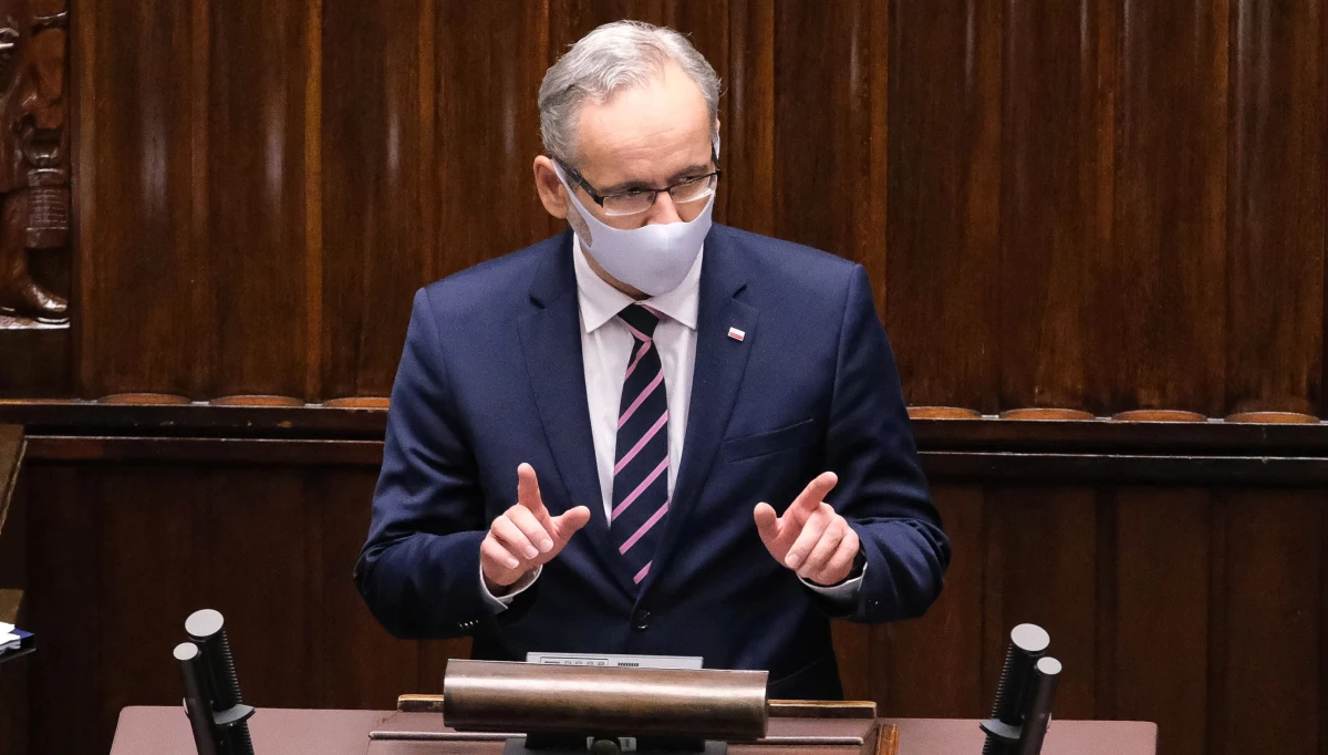 Sytuacja jest bardzo poważna i wydaje mi się, że jest już przestrzeń na kolejne obostrzenia, bardziej drastyczne, które spowodują, że wyhamujemy - mówi w "Rzeczpospolitej" minister zdrowia Adam Niedzielski. Musimy bronić wydolności systemu opieki zdrowotnej - dodaje. 