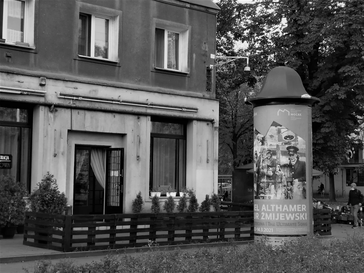 Cóż Wam przyjdzie z tego, że w dzisiejszych czasach będę sławił przeszłość jakiegoś lokalu? Dosłownie: lokalnego. Ciągnie się za nim pewna legenda, ale cóż dzisiaj znaczą jakieś opowieści z zamierzchłej przeszłości? Teraz to już zeszły 2019 rok wydaje się  prahistorią, kolorowym snem, ułudą, minioną idyllą.     