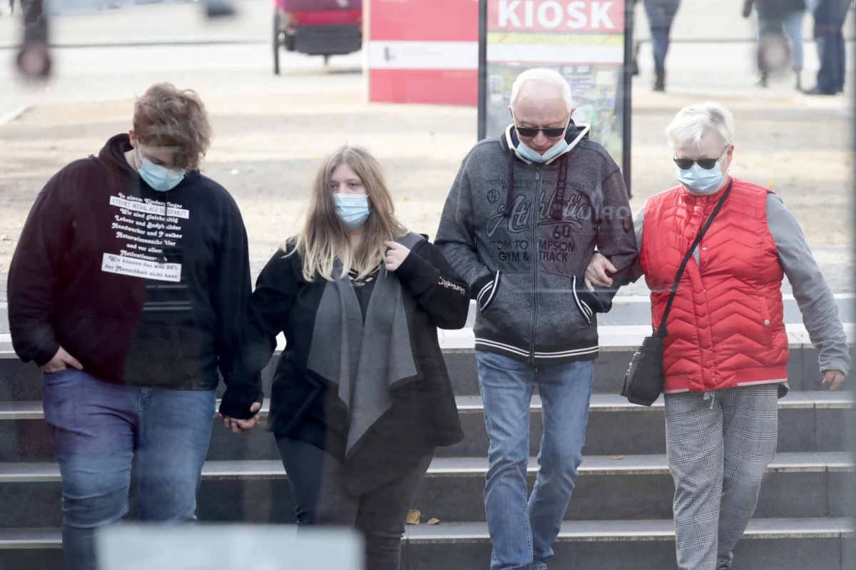 Od soboty cała Polska jest jedną wielką strefą czerwoną. Na najbliższe dwa tygodnie zamknięte zostają lokale gastronomiczne. Uczniowie od IV klasy w górę przechodzą na naukę zdalną aż do odwołania. Ponadto dzieci w wieku do lat 16 mają zakaz wychodzenie z domu w godzinach od 8:00 do 16:00, bez towarzystwa osoby dorosłej. Także ludzie starsi, powyżej 70. roku życia proszeni są, żeby pozostali w domach. Rząd zamyka sanatoria i wprowadza zakaz spotkań, zebrań większej liczby niż pięciu osób.