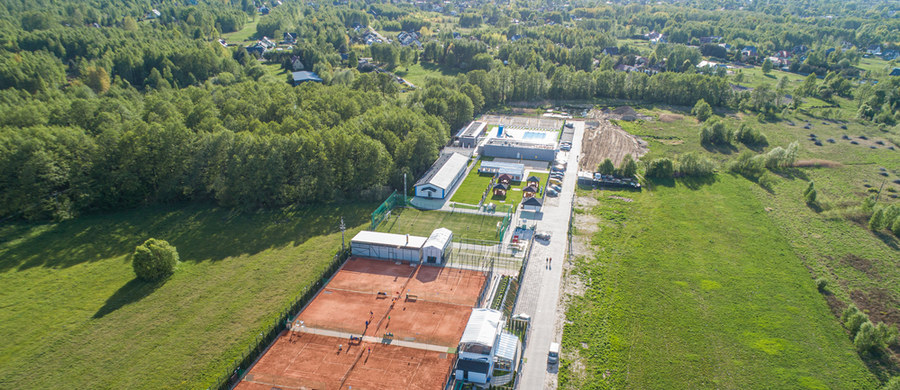 Akademia Tenisowa Tenis Kozerki działa od 3 lat. Teraz w okolicach Grodziska Mazowieckiego powstanie Centrum Szkoleniowe Polskiego Związku Tenisowego. Właściciel Akademii przygotował kompleksowy plan rozwoju ośrodka. Inwestycja pochłonie ponad 23 miliony złotych. Blisko połowa tej kwoty to grant z Programu Inwestycji o Szczególnym Znaczeniu w Sporcie.