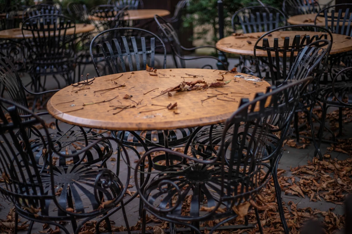 Surowe koronawirusowe restrykcje w gastronomii: restauracje, kawiarnie, bary i puby zostają na dwa tygodnie zamknięte. O takiej decyzji poinformował na konferencji prasowej premier Mateusz Morawiecki. Jedzenie i picie będziemy mogli zamawiać wyłącznie na wynos i w dostawie.